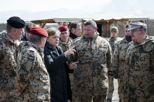 默克尔在阿富汗探访德国部队。(photo:BBC)