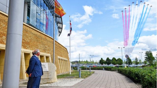 英国王储查尔斯王子走访政府情报总部，观看飞行表演庆祝该机构成立一百年。(photo:BBC)