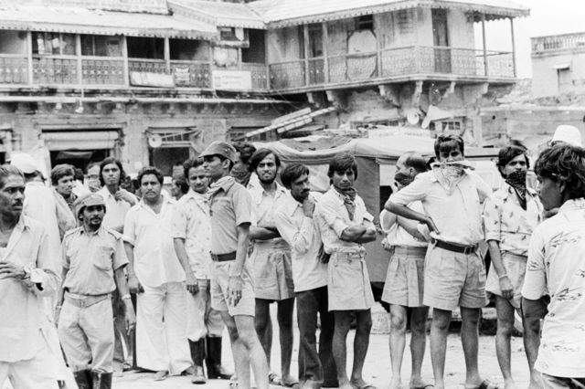 1979 வெள்ளத்திற்குப் பிறகு ஆர்எஸ்எஸ் தொண்டர்கள் உதவிக்கு வந்தனர்