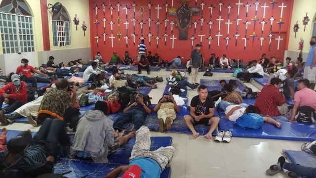 멕시코 남부 테노시케에 있는 이민자 쉼터 예배당에서 휴식을 취하는 이민자들