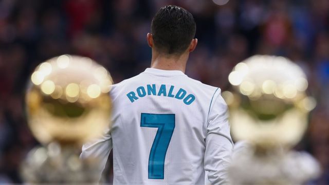 Ronaldo a égalé Messi en remportant son 5ème Ballon d'or.