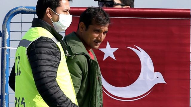トルコのディキリ港で警察に誘導される移民（3日）