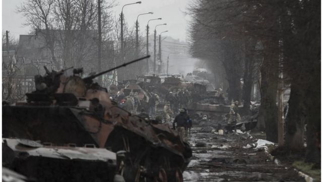 مركبات عسكرية روسية مدمرة في منطقة ببلدة بوتشا استعادت القوات الأوكرانية السيطرة عليها