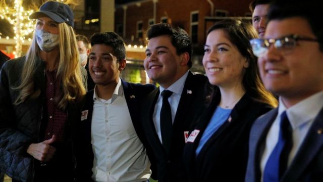 Kelly Loeffler ao lado de jovens durante campanha republicana para o Senado na Geórgia