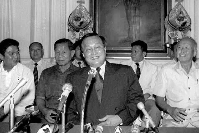 พล.อ. สุจินดา คราประยูร หนึ่งในคณะรัฐประหาร รสช. ที่กลับเข้ามาเป็นนายกรัฐมนตรีภายหลังการเลือกตั้ง อันเป็นชวนเหตุนำไปสู่การชุมนุมประท้วงในเดือนพฤษภาคม 2535