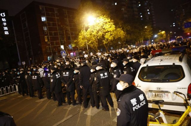 11月27日晚，北京警方封锁了抗议当局封控措施的人群所在的街道。
