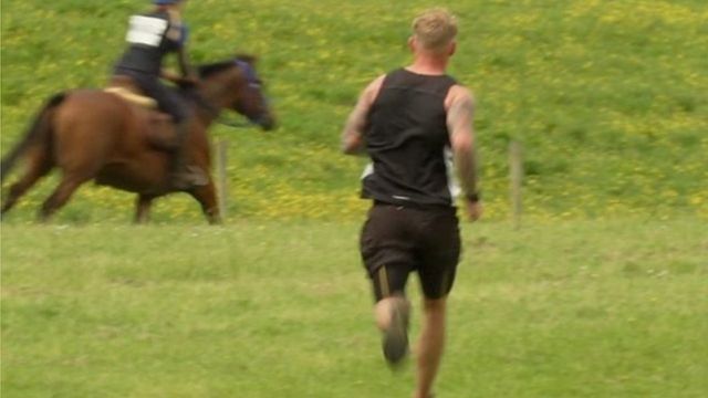 سباق بين رجل وحصان