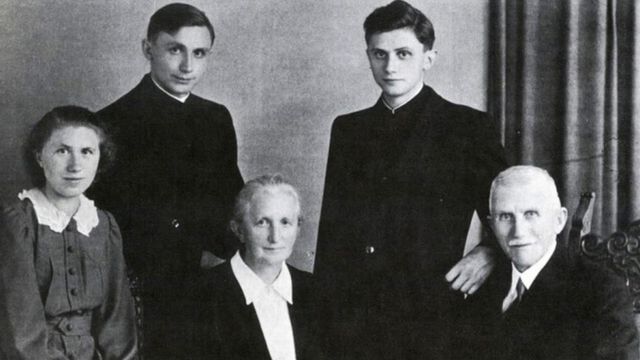 یوزف (نفر بالا، سمت راست) در کنار سایر اعضای خانواده راتسینگر