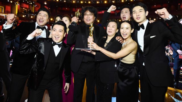El reparto de Parasite celebra el Oscar