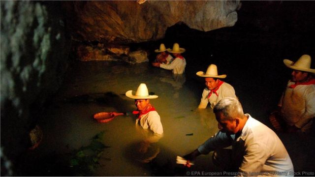Integrantes da tribo Zoque participam do ritual de envenenamento dos peixes