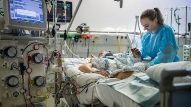 Médica e paciente em cama de hospital