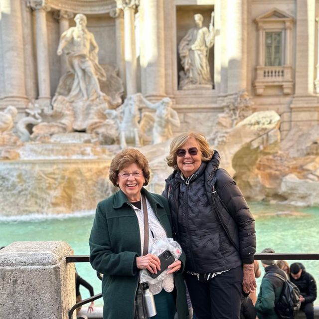 Ellie y Sandy frente a la Fontana de Trevi en Roma, Italia.