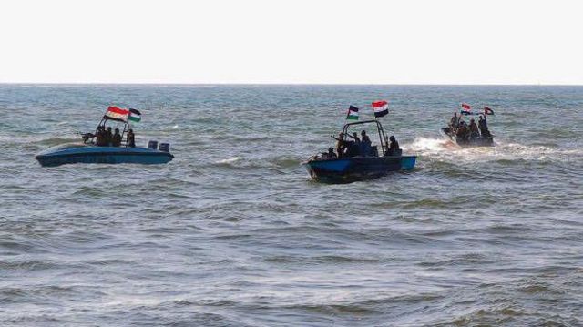 زوارق لخفر السواحل اليمني في البحر الأحمر قبالة ميناء الحديدة