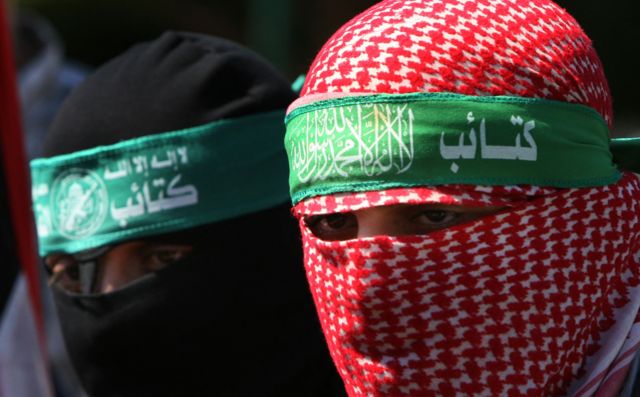 Abu Ubaida usando um keffiyeh vermelho na cabeça que mantém sua identidade em segredo