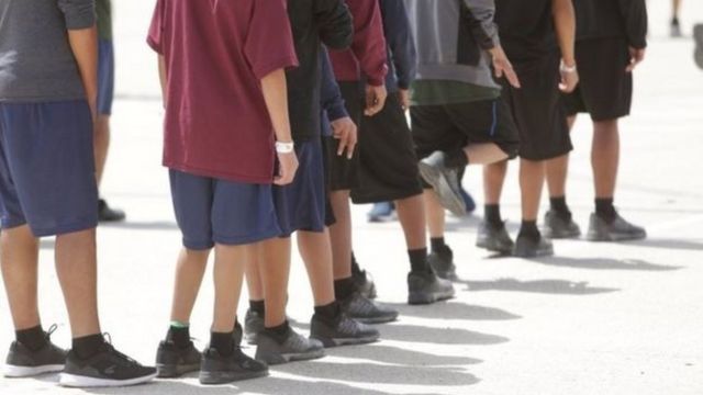 Crianças em centro para imigrantes