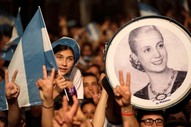 Arjantin'de Pazar günü Peronistlerin zafer kazanmasının ardından düzenlenen kutlamalardaki bir fotoğrafta 1952'de ölen Eva Perón görülüyor