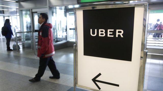muppy publicitario de Uber en un aeropurto