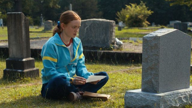 Sadie Sink tarafından canlandırılan Max'in kardeşi Billy'nin mezarını ziyaret etme sahnesi
