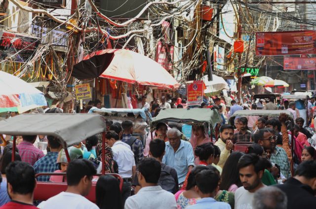 Rua cheia em Nova Delhi