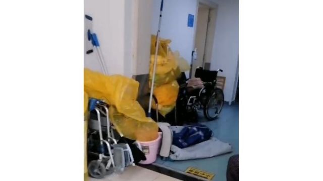 Contenedores desbordados y bolsas llenas de basura esparcidas en el Hospital de Atención a los Ancianos en Donghai