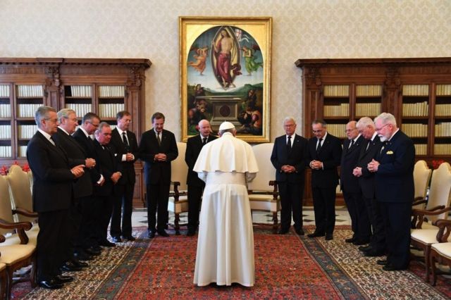 البابا فرنسيس خلال لقاء مع قيادة فرسان مالطا عام 2017