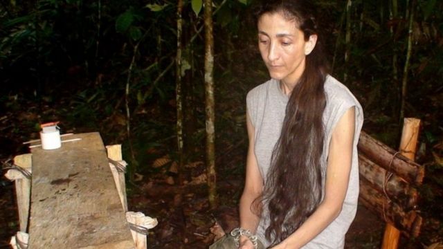 Ingrid Betancourt cuando estaba secuestrada por las FARC.