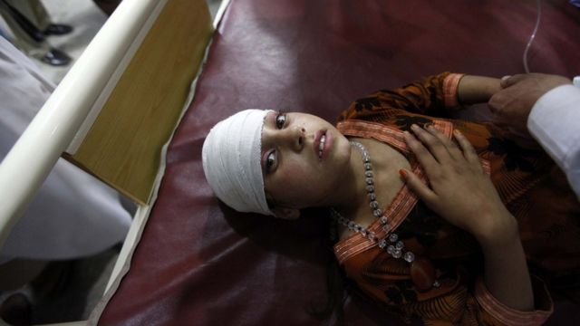 A girl injured in the earthquake receives medical treatment at a hospital in Peshawar, Pakistan (26 October 2015)