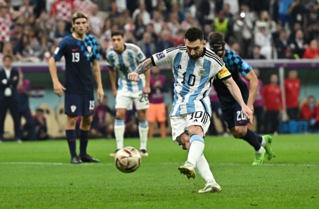 Lionel Messi cobra un penalti