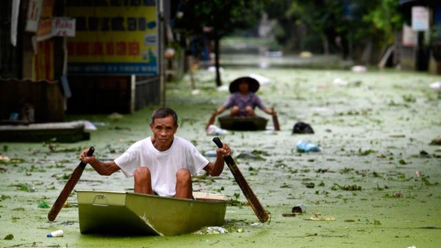 Người dân ở Chương Mỹ, thuộc Hà Nội, đang đương đầu với cảnh ngập lụt kéo dài