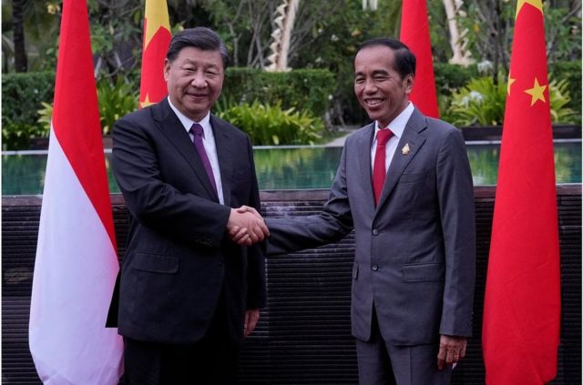 11月16日，印尼总统佐科（右）与中国国家主席习近平在巴厘岛G20峰会双边会晤期间握手。(photo:BBC)