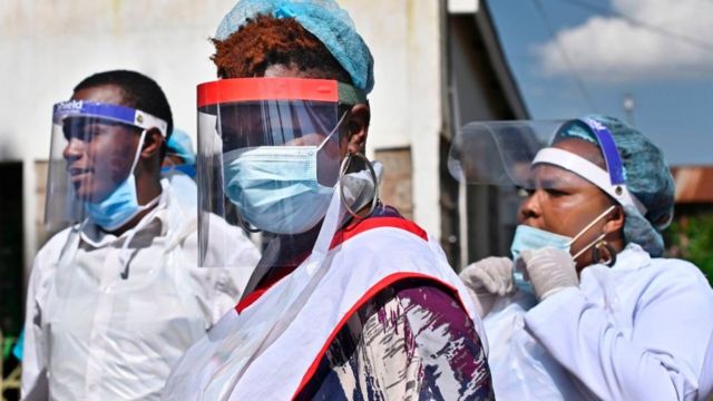 Le personnel médical du centre de santé de Chandaria essaie des écrans faciaux à Nairobi, Kenya - 14 mai 2020