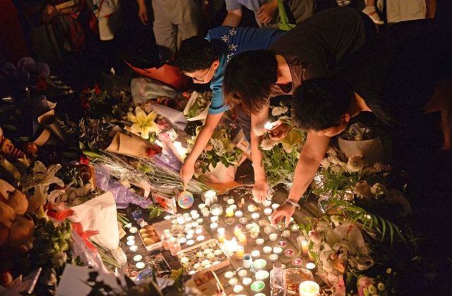 上海市民在上海世界外國語小學附近點燭光悼念遇難的孩子。
