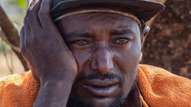 የመተከል ዞን ነዋሪ የነበረው አለሙ በየነ፣ ቤተሰቡን ለመታደግ በአውቶብስ ወደ ቻግኒ ከተማ በታኅሣሥ 3 2013 ዓ.ም ይልካቸዋል። ታጣቂዎች ግን ባለቤቱን እና ሦስት ልጆቹን ጨምሮ 44 ተሳፋሪዎችን በአሰቃቂ ሁኔታ ገደሉ። በታኅሣሥ 30 2013 አለሙ በየነ በቻግኒ መጠለያ ካምፕ ውስጥ ይገኝ ነበር።