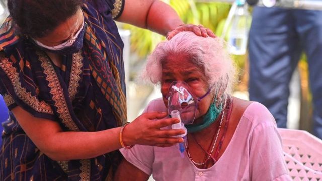 Mujer con respirador en India.