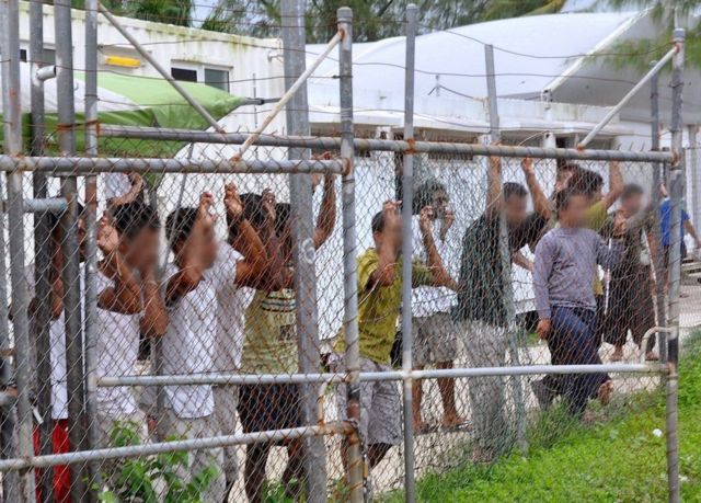 این تصویر که در سال ۲۰۱۴ گرفته شده است، پناهجویان را در بازداشتگاه جزیره مانوس استرالیا نشان می‌دهد