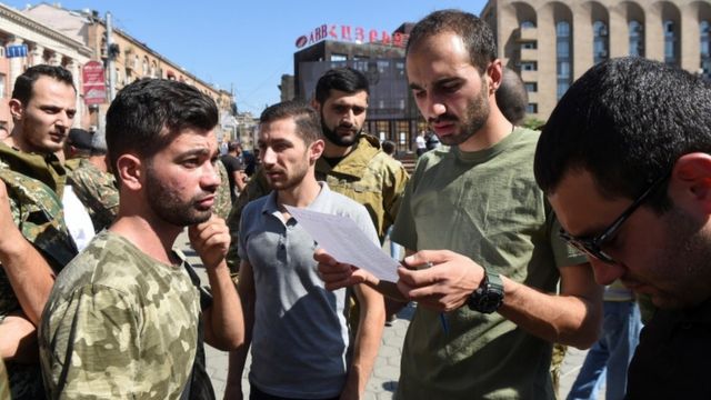 Pazar günü seferberlik ilan edilen Ermenistan'da orduya katılmak isteyen gönüllüler başkent Erivan'da toplandı