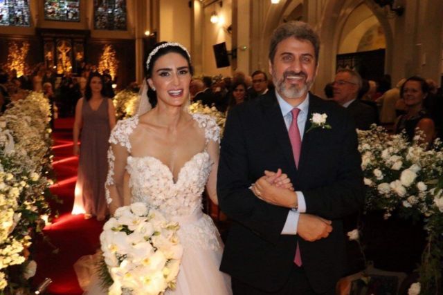 A atriz Cristiane Machado e o marido dela, Sergio Schiller Thompson-Flores, durante a cerimônia de casamento deles, em abril de 2018