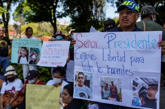 Protesta de familiares de detenidos durante el régimen de excepción en El Salvador.