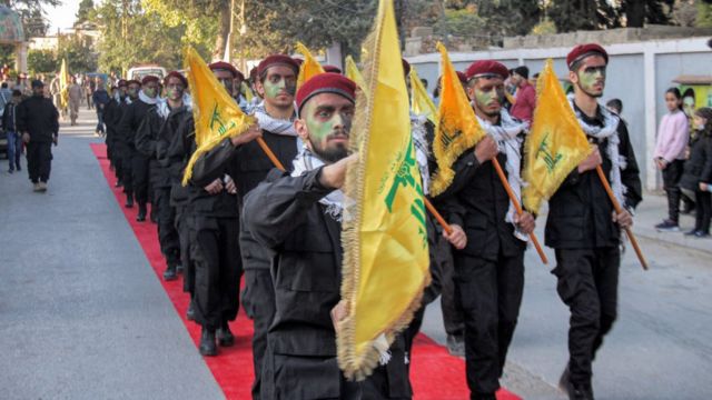 Membros do Hezbollah marcham em Baalbek, no Líbano(13/11/21)