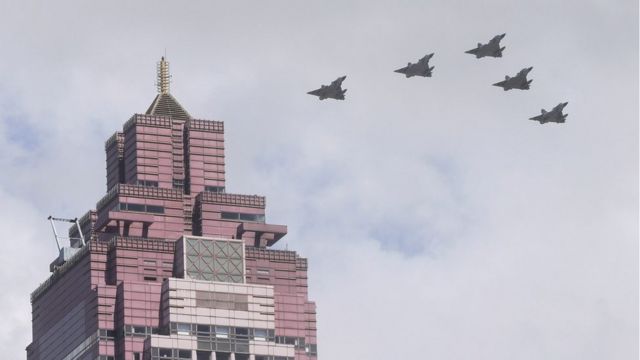 2021年10月10日，在台北举行的“双十节”庆典期间，一支军机编队飞行经过台北101大楼上空