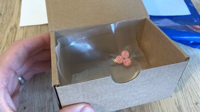 Una caja grande que contenía solamente tres pastillas pequeñas.