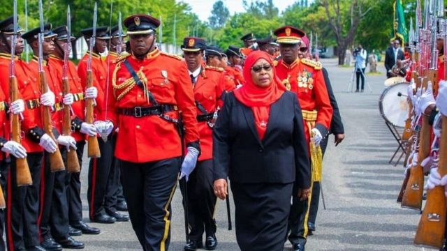 Rais Samia akikagua gwaride maalumu baada ya kuapishwa kuwa rais wa Tanzania mwezi Machi.