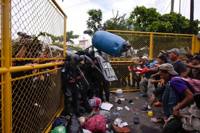 Migrantes en la frontera entre Guatemala y México