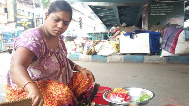 ব্রিজের নিচেই রোজকার রান্নাবান্না পূর্ণিমা পোদ্দারের
