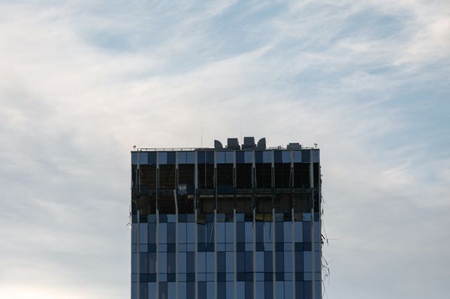 Пострадавшее здание бизнес-центра на проспекте Лихачева в Москве