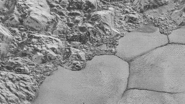 جدید تحقیق کے مطابق پلوٹو کی سطح کافی پیچیدہ ہے، اس تصویر میں ہم اس کی سطح پر برف کی چوٹیاں دیکھ سکتے ہیں