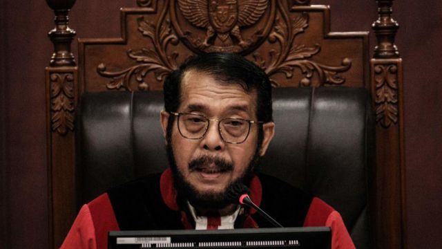 MK belakangan disorot publik karena ketua badan peradilan itu, Anwar Usman, berstatus adik ipar Presiden Joko Widodo.