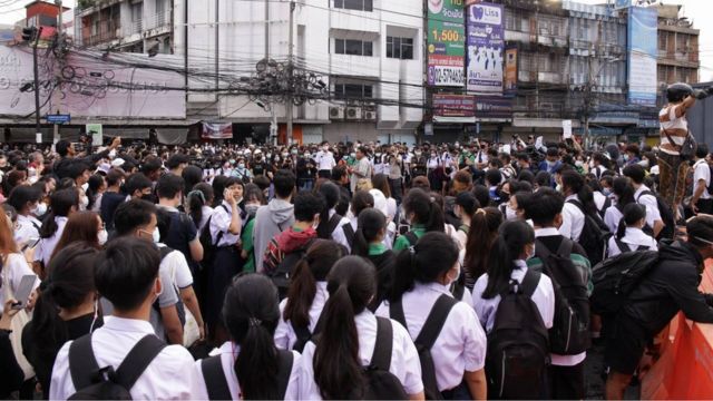 นักเรียนจำนวนมากร่วมชุมนุมที่แยกเกษตร