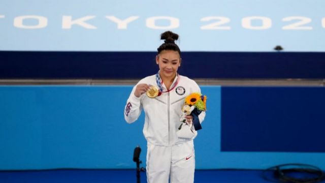 Sunisa Lee của Hoa Kỳ trong lễ trao huy chương trong trận chung kết toàn năng nữ thể dục nghệ thuật tạ Thế vận hội Olympic Tokyo 2020