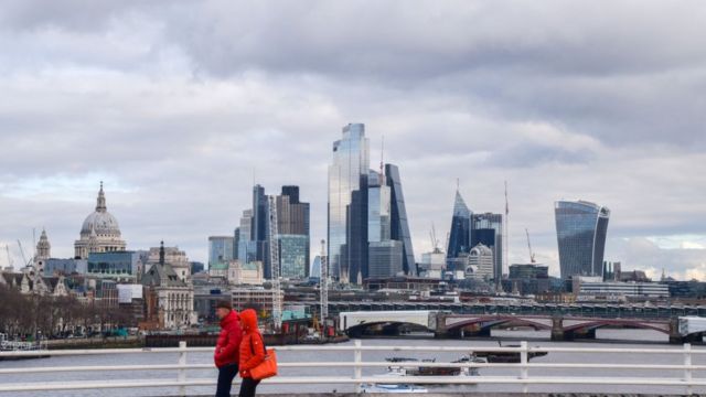 Gente caminando a lo largo del puente de Waterloo, en Londres.